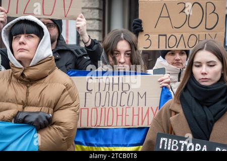 Lviv, Ukraine. Dezember 2023. Menschen mit Plakaten stehen im Zentrum von Lemberg. Verwandte und Freunde von Gefangenen des Asov-Regiments nehmen an der alles ukrainischen Aktion „sei nicht still! Töte dich! Die Ukraine wartet auf die Rückkehr ihrer Helden in die Heimat", in Lemberg, Ukraine? Sie versammelten sich, um an die gefangenen Verteidiger von Mariupol zu erinnern, die seit 19 Monaten in russischer Gefangenschaft sind und dort gefoltert werden. Gleichzeitig fand eine solche Aktion in vielen Städten der Ukraine statt. (Foto: Olena Znak/SOPA Images/SIPA USA) Credit: SIPA USA/Alamy Live News Stockfoto