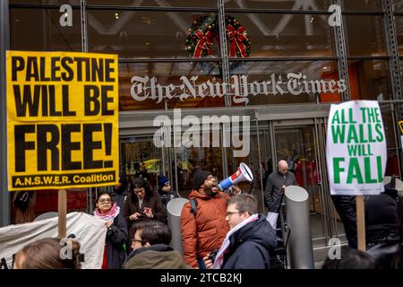 NEW YORK, NEW YORK - 11. DEZEMBER: Propalästinensische Demonstranten versammeln sich vor den Büros der New York Times, um die Berichterstattung der Zeitung über den Israel-Hamas-Krieg während eines weltweiten Aufrufs zum „Streik für Palästina“ am 11. Dezember 2023 in New York City anzufechten. Palästinensische Aktivisten und Social-Media-Influencer rufen am 11. Dezember zu einem weltweiten Streik auf, nachdem die Vereinten Nationen keine Resolution verabschiedet haben, die einen Waffenstillstand in Gaza fordert. Der Streik ruft dazu auf, dass die Menschen nicht einkaufen, Bankgeschäfte tätigen, arbeiten und keine Schule besuchen, um einen dauerhaften Waffenstillstand in Gaza zu fordern, der seit dem unter ständiger Bombardierung steht Stockfoto