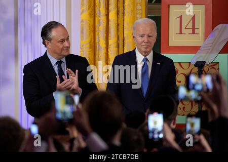 US-Präsident Joe Biden veranstaltet am 11. Dezember 2023 einen Hanukkah-Empfang im Weißen Haus in Washington, USA. Der zweite Herr Doug Emhoff sieht von links zu. Copyright: XPoolxviaxCNPx/MediaPunchx Credit: Imago/Alamy Live News Stockfoto