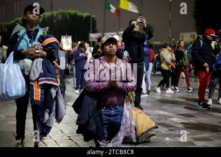 Mexiko-Stadt, Mexiko. Dezember 2023. Die Gemeindemitglieder überreichen der Jungfrau von Guadalupe anlässlich des 492. Jahrestages ihres Auftritts auf dem Tepeyac Hill in Mexiko-Stadt ein Geschenk. Am 12. Dezember 2023 in Mexiko-Stadt, Mexiko (Credit Image: © Luis Barron/eyepix via ZUMA Press Wire) NUR REDAKTIONELLE VERWENDUNG! Nicht für kommerzielle ZWECKE! Quelle: ZUMA Press, Inc./Alamy Live News Stockfoto