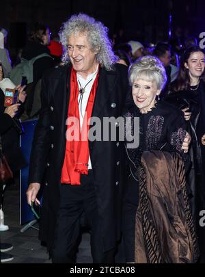 London, Großbritannien. Dezember 2023. Brian May und Anita Dobson im London Eye anlässlich der bevorstehenden „Doctor Who“-Weihnachts-Special-Episode. (Foto: Brett Cove/SOPA Images/SIPA USA) Credit: SIPA USA/Alamy Live News Stockfoto