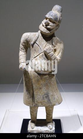 Westliche Bräutigam-Figur, China, Tang-Dynastie, 7. Jahrhundert n. Chr., graue Keramik mit gemalter Ornamentik Stockfoto