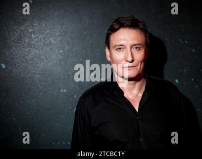 Hamburg, Deutschland. Dezember 2023. Oliver Masucci, Schauspieler, bei einer kurzen Fotosession nach einem Interview im Foyer des mehr! Theater am Großmarkt in Hamburg. Quelle: Christian Charisius/dpa/Alamy Live News Stockfoto