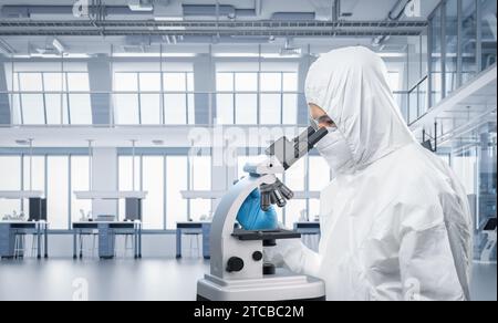 Arbeiter oder Wissenschaftler tragen medizinischen Schutzanzug oder weißen Overall Anzug durch das Mikroskop im Labor Stockfoto