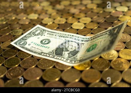 Russisches Geld ein Rubel und amerikanischer Dollar, Krise, Währungswachstum, Rubelfall, selektiver Fokus Stockfoto