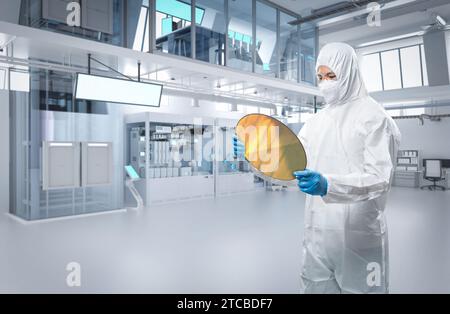 Arbeiter oder Ingenieur tragen Schutz- oder Overall-Anzug mit Silizium-Wafer für die Halbleiterherstellung Stockfoto