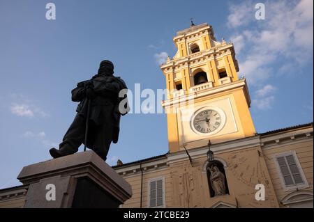 Parma, Italien. Oktober 2023. Die Statue von Garibaldi vor dem Palazzo del Governatore. Quelle: Sebastian Kahnert/dpa/Alamy Live News Stockfoto