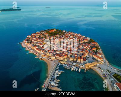 Primosten, Kroatien - aus der Vogelperspektive der Halbinsel Primosten, St.. Georges Kirche und Altstadt an einem sonnigen Sommermorgen in Dalmatien, Kroatien. Yachthafen Stockfoto