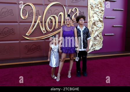 Dezember 2023, Los Angeles, Kalifornien, USA: LOS ANGELES, CA - 10. Dezember 2023: Cairo Hardrict, Tia Mowry, Cree Taylor Hardrict bei der Los Angeles Premiere von Warner Bros Wonka im Regency Village Theatre (Foto: © Nina Prommer/ZUMA Press Wire) NUR REDAKTIONELLE VERWENDUNG! Nicht für kommerzielle ZWECKE! Stockfoto