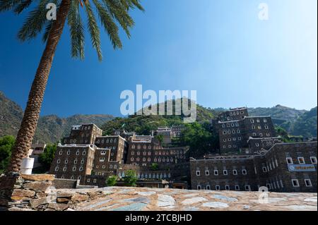 Rijal Almaa, Saudi-Arabien - 26. November 2023: Blick auf den zentralen Platz im historischen Dorf Rijal Almaa. Stockfoto