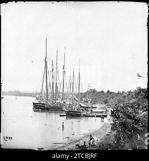 White House Landing, VA Blick flussabwärts mit Versorgungsschiffen Stockfoto