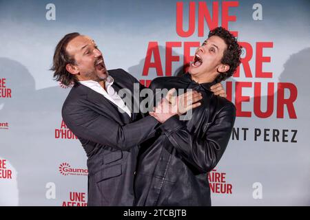 Paris, Frankreich. Dezember 2023. Vincent Perez und Noham Edje nehmen am Photocall zur Premiere von Une Affaire D’Honneur Teil, die am 11. Dezember 2023 in der UGC Normandie in Paris stattfand. Foto: David Boyer/ABACAPRESS.COM Credit: Abaca Press/Alamy Live News Stockfoto