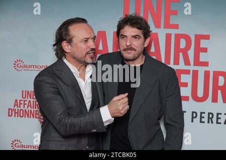 Paris, Frankreich. Dezember 2023. Vincent Perez und Damien Bonnard nehmen am Photocall zur Premiere von Une Affaire D’Honneur Teil, die am 11. Dezember 2023 in der UGC Normandie in Paris stattfand. Foto: David Boyer/ABACAPRESS.COM Credit: Abaca Press/Alamy Live News Stockfoto