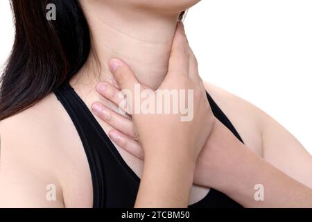 Eine Frau, die an Ösophagitis leidet, berührt ihren zerknitterten Hals. Stockfoto