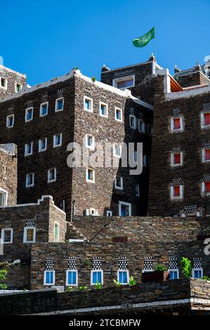 Rijal Almaa, Saudi-Arabien - 26. November 2023: Blick auf den zentralen Platz im historischen Dorf Rijal Almaa. Stockfoto