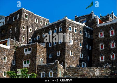 Rijal Almaa, Saudi-Arabien - 26. November 2023: Blick auf den zentralen Platz im historischen Dorf Rijal Almaa. Stockfoto