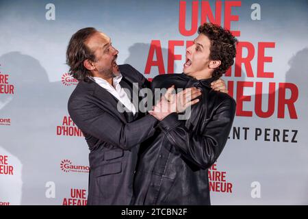 Paris, Frankreich. Dezember 2023. Vincent Perez und Noham Edje nehmen am Photocall zur Premiere von Une Affaire D’Honneur Teil, die am 11. Dezember 2023 in der UGC Normandie in Paris stattfand. Foto: David Boyer/ABACAPRESS.COM Credit: Abaca Press/Alamy Live News Stockfoto