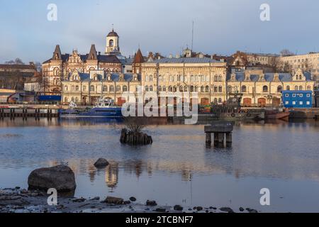 Vyborg, Russland - 15. April 2023: Hafen von Vyborg, Boote liegen vor dem Gebäude der Hafenverwaltung Stockfoto