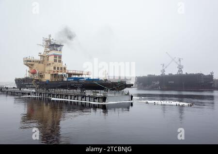 St.Petersburg, Russland - 27. Januar 2017: Der dieselelektrische Eisbrecher Sankt Petersburg des Projekts 21900, Seriennummer 602, wird am Pier Lieuten vertäut Stockfoto