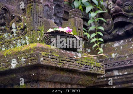 Opfergaben im Tempel in Bali, Indonesien. Stockfoto