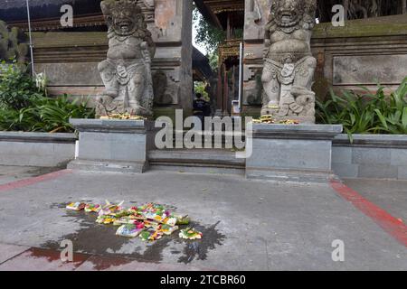 Opfergaben im Tempel in Bali, Indonesien. Stockfoto