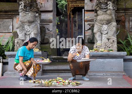 Opfergaben im Tempel in Bali, Indonesien. Stockfoto