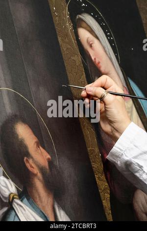 Vatikanstadt, Vatikan. Dezember 2023. Das Restaurationslabor der Vatikanischen Museen beherbergt „Beyond the Surface“. Der Blick des Restaurators, eine von den Museen des Papstes geförderte Ausstellungsinitiative. Diese Veranstaltung ist Teil der Feierlichkeiten zum hundertsten Jahrestag des Laboratoriums für die Restaurierung von Gemälden und Holzmaterialien der Vatikanischen Museen, das am 11. Dezember 2023 in Vatikanstadt, Vatikan, stattfindet. (Foto: Massimo Valicchia/NurPhoto) Credit: NurPhoto SRL/Alamy Live News Stockfoto