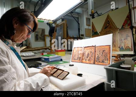 Vatikanstadt, Vatikan. Dezember 2023. Das Restaurationslabor der Vatikanischen Museen beherbergt „Beyond the Surface“. Der Blick des Restaurators, eine von den Museen des Papstes geförderte Ausstellungsinitiative. Diese Veranstaltung ist Teil der Feierlichkeiten zum hundertsten Jahrestag des Laboratoriums für die Restaurierung von Gemälden und Holzmaterialien der Vatikanischen Museen, das am 11. Dezember 2023 in Vatikanstadt, Vatikan, stattfindet. (Foto: Massimo Valicchia/NurPhoto) Credit: NurPhoto SRL/Alamy Live News Stockfoto