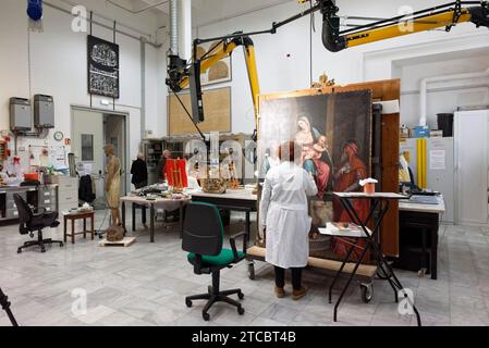 Vatikanstadt, Vatikan. Dezember 2023. Das Restaurationslabor der Vatikanischen Museen beherbergt „Beyond the Surface“. Der Blick des Restaurators, eine von den Museen des Papstes geförderte Ausstellungsinitiative. Diese Veranstaltung ist Teil der Feierlichkeiten zum hundertsten Jahrestag des Laboratoriums für die Restaurierung von Gemälden und Holzmaterialien der Vatikanischen Museen, das am 11. Dezember 2023 in Vatikanstadt, Vatikan, stattfindet. (Foto: Massimo Valicchia/NurPhoto) Credit: NurPhoto SRL/Alamy Live News Stockfoto