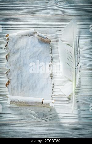 Vintage zerknitterte Papierblattfeder auf Holzbrett von oben Stockfoto