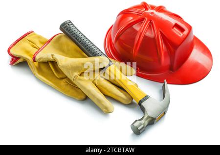 Bauwerkzeuge gelbe Lederhandschuhe roter Helm und Hammer auf weiß Stockfoto