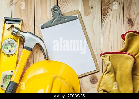 Klauenhammer mit Holzgriff auf weißem Hintergrund Stockfoto