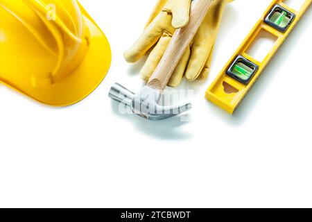 Bauwerkzeuge vor weißem Hammerhandschuhhelm Stockfoto