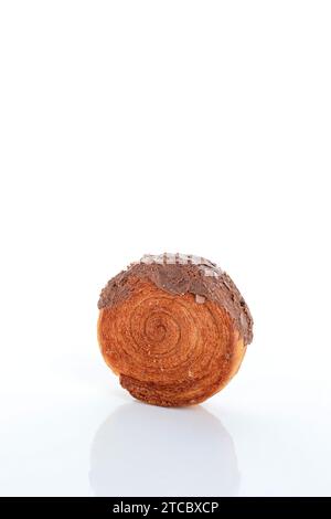 Cromboloni, Croissant Bomboloni. Runde New Yorker Brötchen mit Schokoladensoße. Isoliert auf weiß Stockfoto