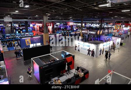 Paris, Frankreich. November 2023. Eine breite Aufnahme zeigt die verschiedenen Aussteller auf der „Paris Games Week 2023“ in Paris, Frankreich, am 5. Dezember 2023. (Foto: Daniel Pier/NurPhoto) Credit: NurPhoto SRL/Alamy Live News Stockfoto