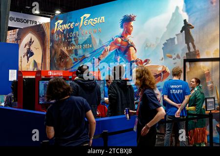 Paris, Frankreich. November 2023. Die Besucher spielen am 5. Dezember 2023 das von Ubisoft geschaffene Videospiel Prince of Persia: The Lost Crown auf der Paris Games Week 2023 in Paris. (Foto: Daniel Pier/NurPhoto)0 Credit: NurPhoto SRL/Alamy Live News Stockfoto