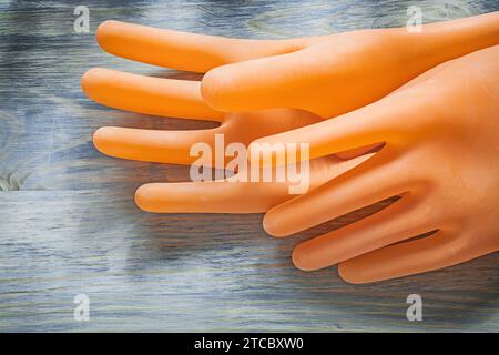 Paar Isolierhandschuhe auf Holzbrett Elektrizitätskonzept Stockfoto