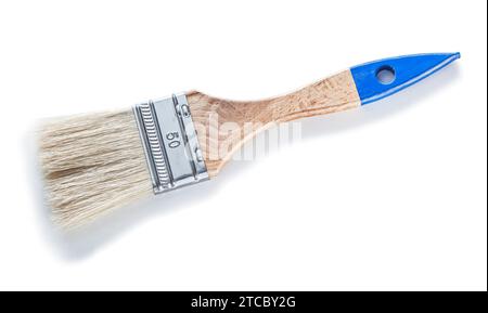 Bürste mit Naturborsten und Holzgriff auf weißem Hintergrund Stockfoto