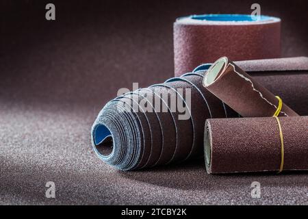 Vier Rollen Schleifpapier auf Schleifpapier Stockfoto