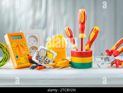 Elektrowerkzeuge auf weiß lackierten Holzpaneelen 5 Stockfoto