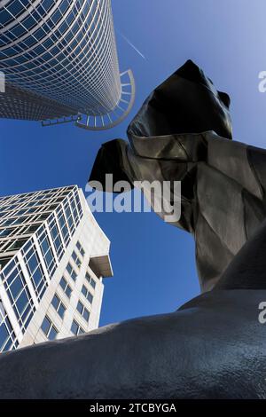 Skulptur Inverted Collar and Tie in Form einer Krawatte des Künstlerpaares Coosje van Bruggen und Claes Oldenburg, vor der DZ Bank, Westend Stockfoto