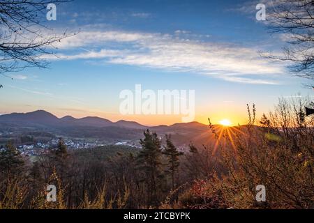 Hügelige Landschaft, aufgenommen auf einem Sandsteinfelsen im Wald. Kalte Morgenatmosphäre bei Sonnenaufgang an einem Aussichtspunkt. Wintermorgen im Pfälzerwald Stockfoto