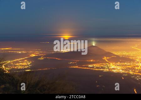 Landschaft der Nacht Blick auf Pjatigorsk mit Blick auf den Maschuk Berg vom Berg Beshtau. Pjatigorsk ist ein beliebter Urlaubsort Russlands in der Region Stockfoto