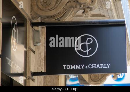 Bordeaux , Frankreich - 12 04 2023 : Tommy et Charly Fassadenladen Logo und Marke Text Geschäft Männer Kleidung Luxus Stockfoto