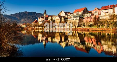 Frohnleiten Panorama kleine Stadt oberhalb der Mur in der Steiermark, Österreich. Blick auf die Pfarrkirche, die Stadt und den Fluss Mur. Berühmtes Reiseziel Stockfoto