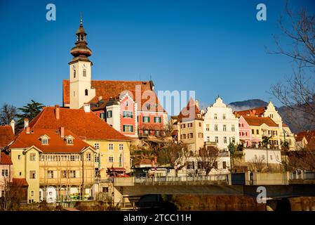 Frohnleiten kleine Stadt oberhalb der Mur in der Steiermark, Österreich. Blick auf die Pfarrkirche, die Stadt und den Fluss Mur. Berühmtes Reiseziel Stockfoto