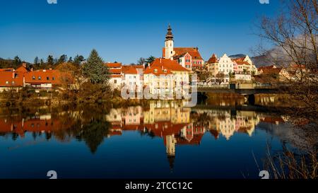 Frohnleiten kleine Stadt oberhalb der Mur in der Steiermark, Österreich. Blick auf die Pfarrkirche, die Stadt und den Fluss Mur. Berühmtes Reiseziel Stockfoto