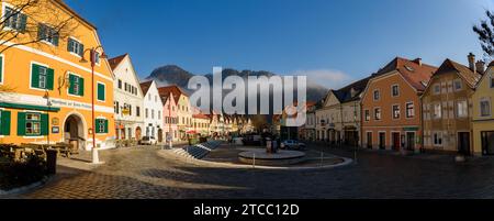 Frohnleiten kleine Stadt oberhalb der Mur in der Steiermark, Österreich. Berühmtes Reiseziel. Blick auf die Hauptstraße der Stadt Stockfoto