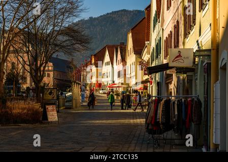 Frohnleiten kleine Stadt oberhalb der Mur in der Steiermark, Österreich. Berühmtes Reiseziel. Blick auf die Hauptstraße der Stadt Stockfoto