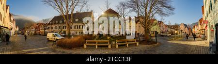 Frohnleiten kleine Stadt oberhalb der Mur in der Steiermark, Österreich. Berühmtes Reiseziel. Blick auf die Hauptstraße der Stadt Stockfoto